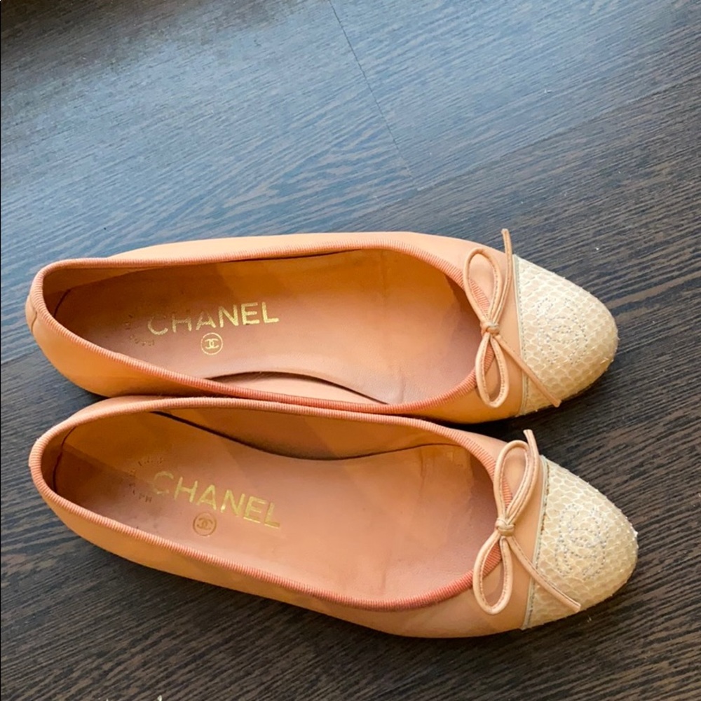 Beautiful Chanel flat with snake skin on the top